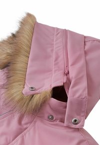 Różowa kurtka z futrzanym kapturem, z zamkiem błyskawicznym i napami. Gładki materiał o delikatnym połysku i kontrastowych fakturach.