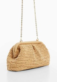 Sac à main en paille tressée beige clair. Forme arrondie avec un design plissé, doté d'une bandoulière chaîne dorée et d'une surface texturée.