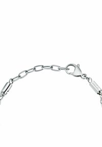 Bracciale in argento con anelli intrecciati, chiusura a molla e un charm cilindrico con marchio inciso. Superficie liscia e lucida.