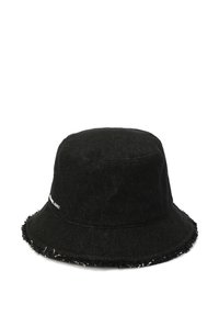 Schwarzer Denim-Bucket-Hut mit fransigem Rand, ausgestattet mit wei�ßen Logodetails, zylindrischer Form und einer strukturierten Stoffoberfläche.