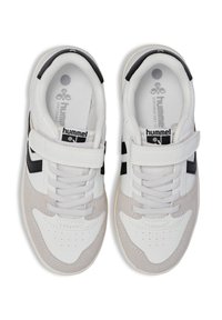 Sneaker bianche con accenti neri, con una punta in suede e fascetta in velcro. Progettate con lacci e dettagli perforati.