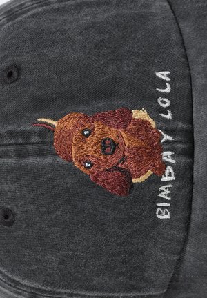 Uvrstitev 11: Bimba Y Lola - LAVADA TECKEL - Kapa