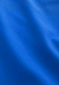 Satijnen stof in helderblauw met een gladde textuur en een lichte glans, met zachte golven die diepte creëren. Geen patronen of accenten zichtbaar.