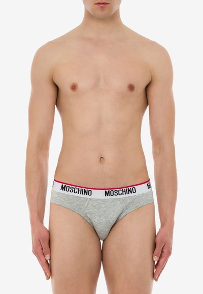 Slip in cotone grigio con un elastico bianco che presenta il logo 'MOSCHINO' in nero e rosso. Texture liscia, forma aderente, senza motivi visibili.