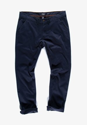 Granatowe spodnie wykonane z gładkiej bawełnianej tkaniny, zwężający się krój, dwie przednie kieszenie i podwinięte mankiety. Posiadają brązowy pasek w talii.