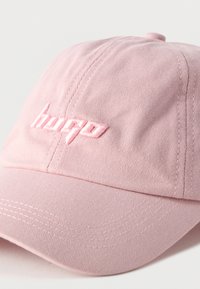 Ανοιχτό ροζ καπέλο του μπέιζμπολ με κυρτό γείσο και κεντημένο λογότυπο «hugo» στην μπροστινή πλευρά, κατασκευασμένο από υφή ύφασμα.