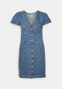 Robe en denim bleu à manches courtes, col en V avec fermeture centrale boutonnée, taille cintrée et manches légèrement bouffantes.