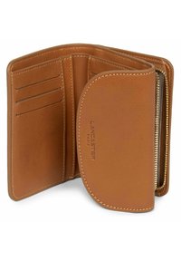Portafoglio in pelle marrone con diverse fessure per carte, un vano con zip e dettagli di cucitura. Presenta un logo impresso all'interno.