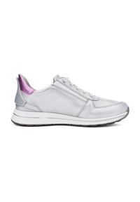 Zapatilla de cuero plateado con un acabado texturizado, media suela blanca y un acento rosa en el talón. Presenta cierre con cordones y una puntera redondeada.
