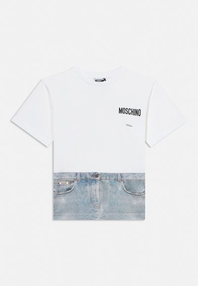 Hvit Moschino T-skjorte med trykt design av blå denimjeans nederst og teksten "Moschino Milano" på brystet.