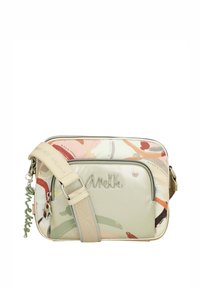 Bolso bandolera beige y estampado con cierre de cremallera, correa ajustable y un charm decorativo, que presenta diseños abstractos con pinceladas en colores suaves.