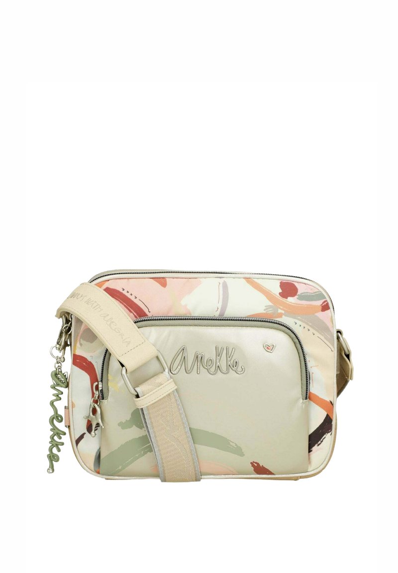 Bolso bandolera beige y estampado con cierre de cremallera, correa ajustable y un charm decorativo, que presenta diseños abstractos con pinceladas en colores suaves.