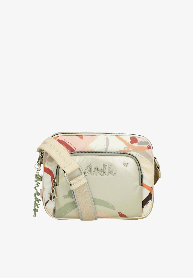 Bolso bandolera beige y estampado con cierre de cremallera, correa ajustable y un charm decorativo, que presenta diseños abstractos con pinceladas en colores suaves.