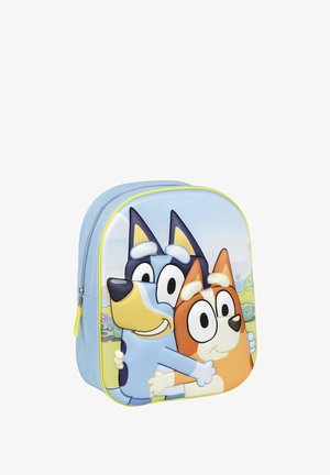 Mochila infantil azul claro con dos perros de dibujos animados abrazándose, con un fondo pintoresco y ribete de cremallera amarillo.