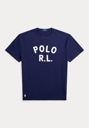 T-shirt bleu marine à manches courtes avec col rond, texte "POLO R.L." en blanc sur le devant et petit logo Polo blanc près de l'ourlet.