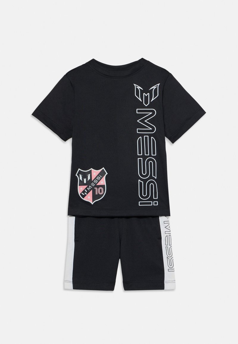 Schwarz Baumwoll-T-Shirt und Shorts-Set; mit weißem "MESSI"-Text, Emblem mit Sternen und kontrastierenden weißen Seitenakzenten an den Shorts.