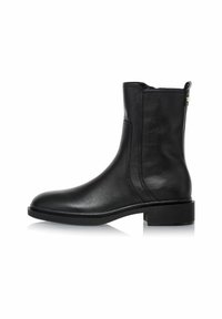 Czarne skórzane botki za kostkę o gładkim wykończeniu, zaokrąglonym czubku i minimalistycznym designie. Posiadają boczny zamek i niski obcas w kształcie kostki.