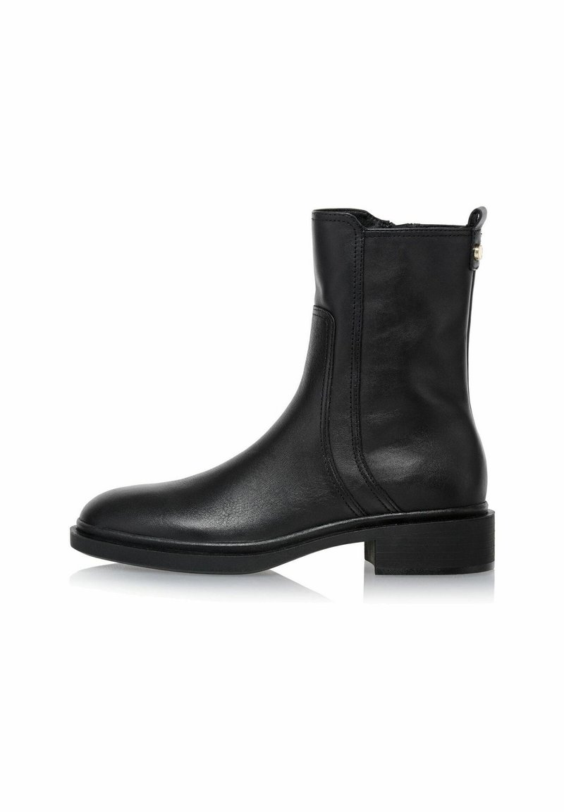 Czarne skórzane botki za kostkę o gładkim wykończeniu, zaokrąglonym czubku i minimalistycznym designie. Posiadają boczny zamek i niski obcas w kształcie kostki.