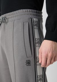 HUGO DISHORTE - Verryttelyhousut - open grey