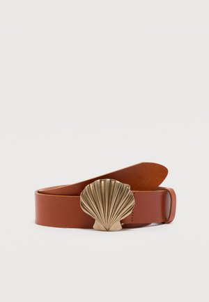 Ceinture en cuir marron avec une grande boucle en laiton en forme de coquillage, enroulée sur un fond blanc.