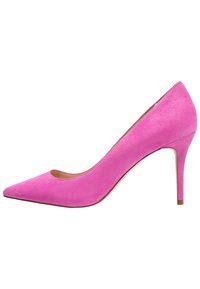 Světlá růžová semišová lodička na vysokém podpatku s špičatou špičkou a úzkým stiletto podpatkem. Hladký povrch a jednoduchý design bez viditelných ozdob.
