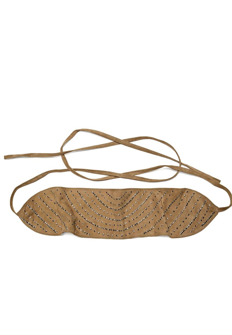 Brun mockaskans ansiktsmask med en vågig design och silverfärgade nitar ordnade i böjda linjer. Justerbara snören sträcker sig från varje sida.