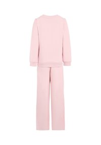 Roze sweater en bijpassende broek, gemaakt van zacht materiaal. Voorzien van lange mouwen, geribbelde boorden en rechte broekspijpen.