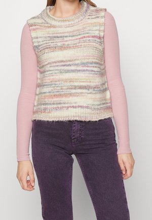 Strickjacke im cropped Stil mit mehrfarbigem Streifenmuster; verfügt über einen Rundhalsausschnitt und eine lockere Passform, getragen über einem enganliegenden Langarm-Oberteil.