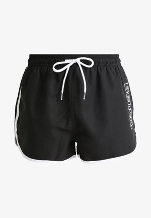 Schwarze Badeshorts mit weißem Kordelzug, weißem Saum und seitlichem Logo. Leichtes Material mit lockerer Passform und mittellanger Beinlänge.