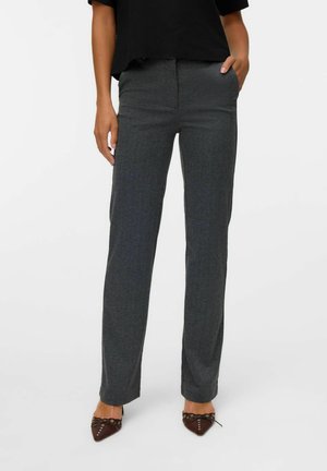 Pantalons gris ajustés avec une texture subtile, dotés d'une poche avant et d'une coupe droite, associés à des chaussures à bout pointu marron.