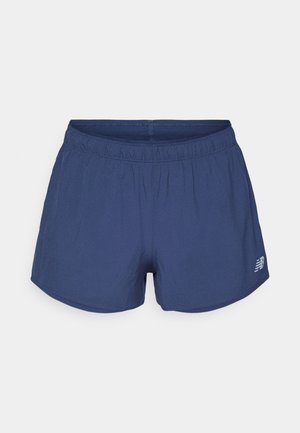Marineblå treningsshorts med elastisk midje og liten New Balance-logo på nederste venstre side.