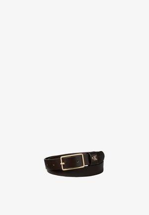 Ceinture en cuir marron foncé avec boucle rectangulaire dorée et petit logo doré "cK" près de la boucle, enroulée sur fond blanc.
