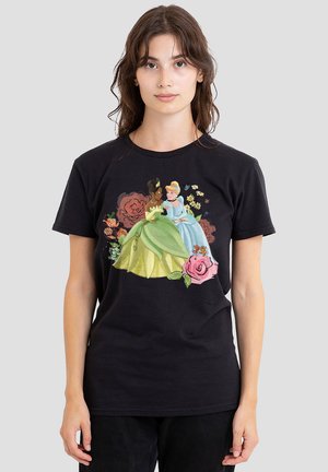 Schwarzes Baumwoll-T-Shirt mit einem Grafikdesign von zwei Prinzessinnen in bunten Kleidern, umgeben von floralen Illustrationen. Kurze Ärmel und Rundhalsausschnitt.