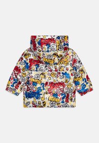 Vadderad jacka med huva, prydd med färgglada graffiti-inspirerade mönster i röd, gul, blå och svart på en vit bakgrund.