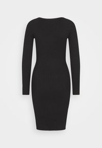 Robe noire en maille côtelée ajustée à manches longues, longueur genoux, avec un col rond, présentée à plat sur un fond blanc.