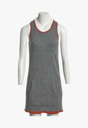 Robe en maille grise sans manches avec poches avant et bordure orange sur l'encolure, les emmanchures et l'ourlet, présentée sur un mannequin sans tête.