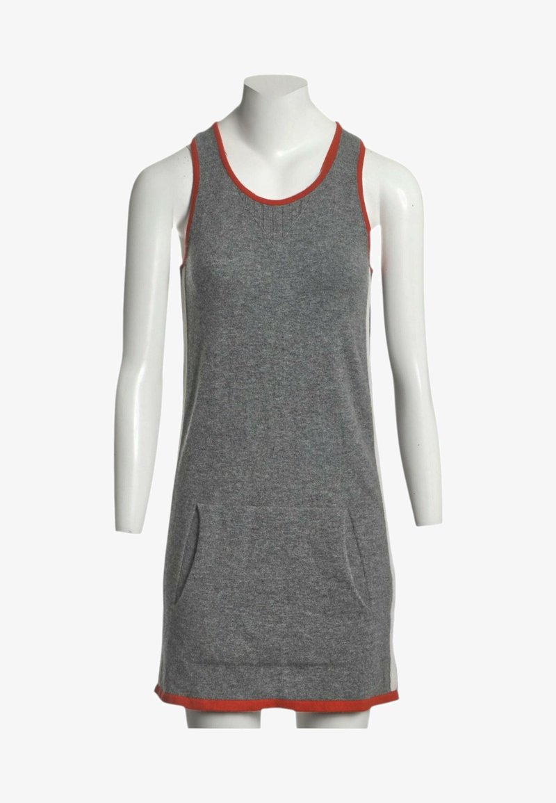 Robe en maille grise sans manches avec poches avant et bordure orange sur l'encolure, les emmanchures et l'ourlet, présentée sur un mannequin sans tête.