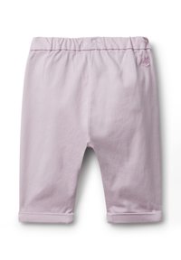 Lichtroze katoenen broek met een elastische tailleband, afgeknipte zoom en een klein geborduurd konijnenlogo op de achterkant. Soepele textuur.