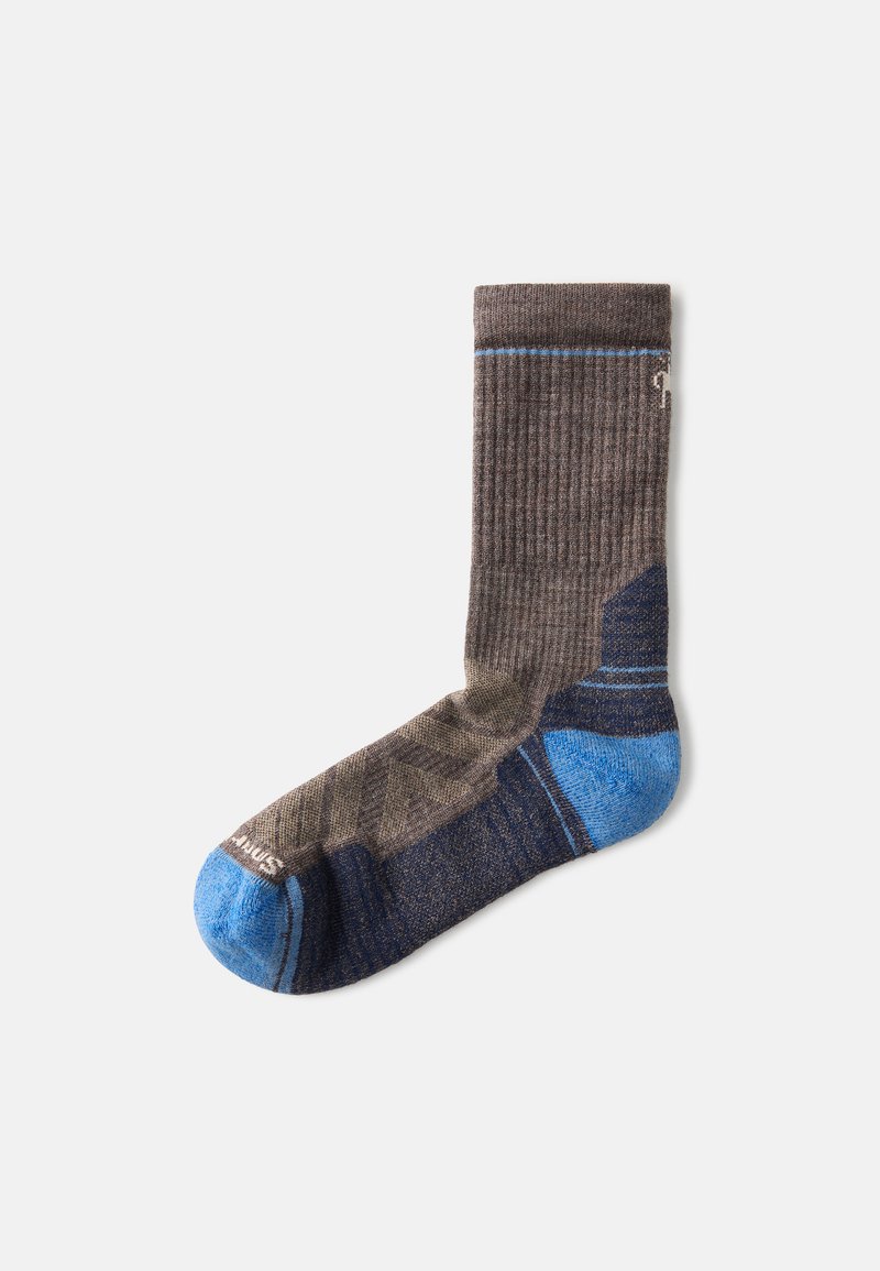 Bruna och marinblå ribbade strumpor med blå häl- och tånackdelar, som har en strukturerad tyg och geometriska mönster i mörkare nyanser.
