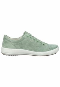 Zapatilla de ante verde con perfil bajo, punta redondeada, seis ojetes y suela de goma blanca con textura en la suela.