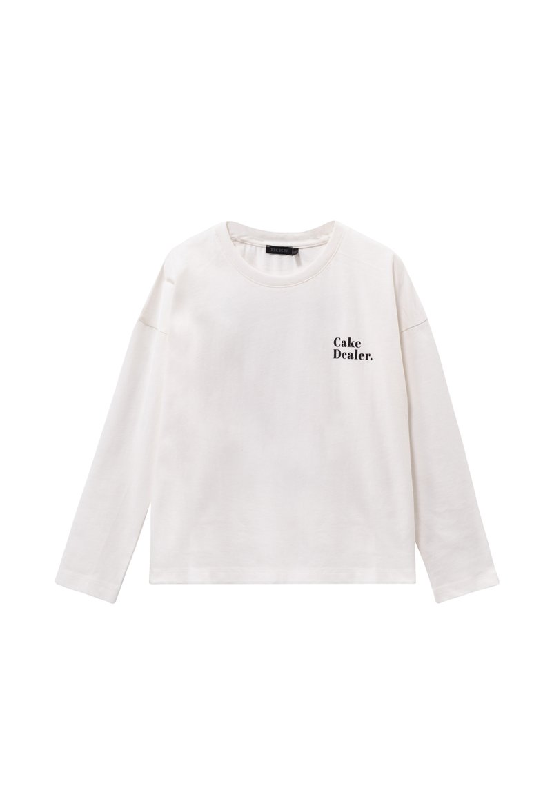 Camisa blanca de manga larga en suave algodón con cuello redondo y el texto "Cake Dealer" impreso en negro en el pecho.