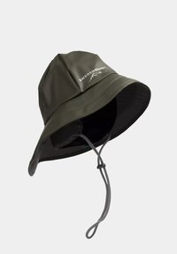 Cappello a secchiello resistente all'acqua di colore verde oliva scuro, con una larga tesa, cinturino regolabile sotto il mento e stampa del logo sulla parte anteriore. Texture liscia in tutto il cappello.