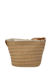 Bolso de mano tejido de paja con correa de cuero marrón, presenta franjas acentuadas en oro horizontal y un interior suave y sin forrar.