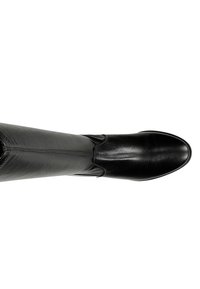 Botte noire jusqu'au genou en cuir lisse, avec un bout arrondi et un subtil détail de fermeture éclair sur le côté. Semelle plate.