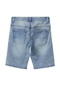Jasnoniebieskie szorty dżinsowe o prostym kroju, z pięcioma kieszeniami i subtelnym efektem wyblaknięcia. Zawierają wykończenie kieszeni na plecach oraz pasek.