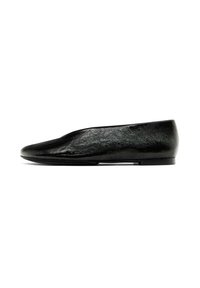 Ballerine noire avec une tige en cuir lisse et élégant, au design minimaliste, comportant un bout pointu et une semelle fine et discrète.