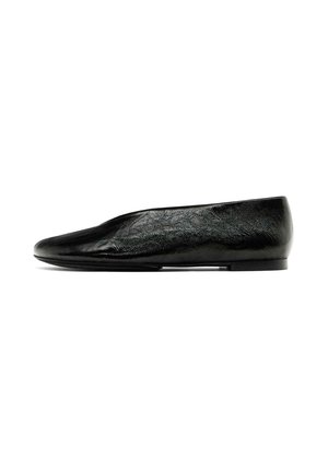 Scarpa piatta nera con una parte superiore in pelle liscia e slanciata, dal design minimalista, caratterizzata da una punta affusolata e una suola sottile e a profilo basso.