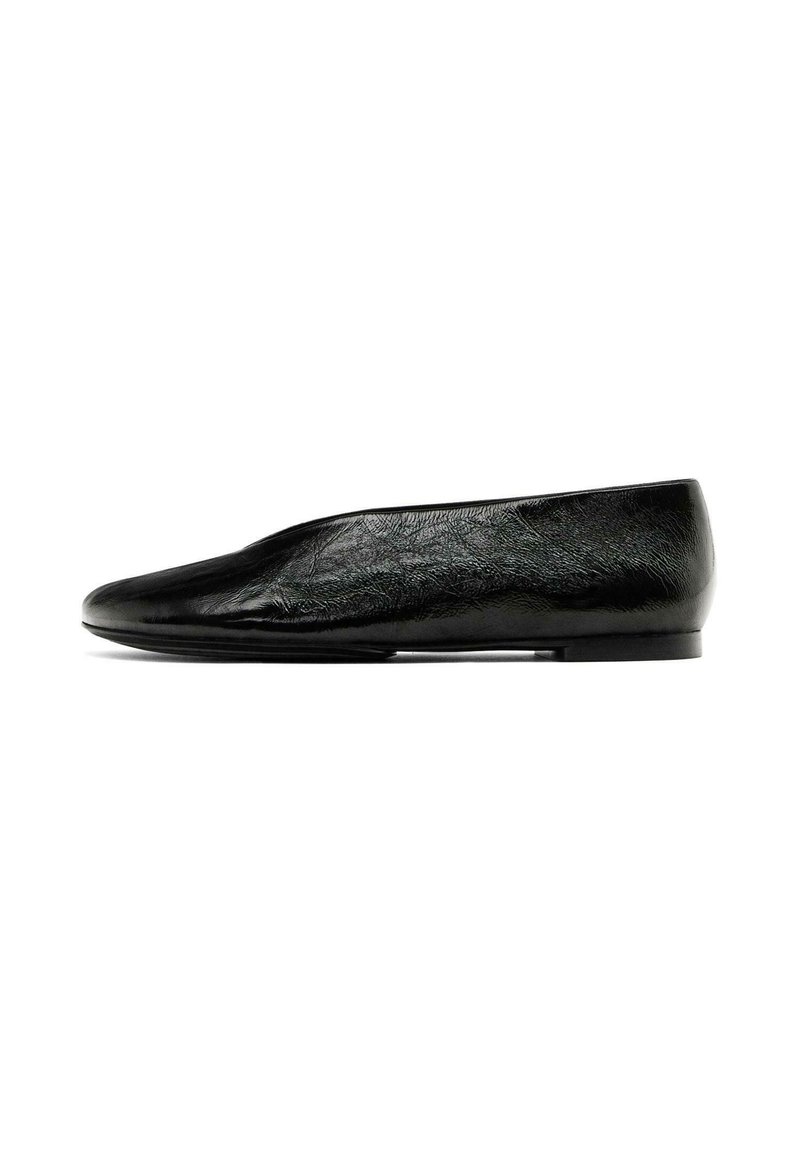 Ballerine noire avec une tige en cuir lisse et élégant, au design minimaliste, comportant un bout pointu et une semelle fine et discrète.