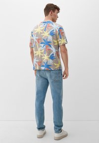 s.Oliver MIT ALLOVER - T-shirt z nadrukiem