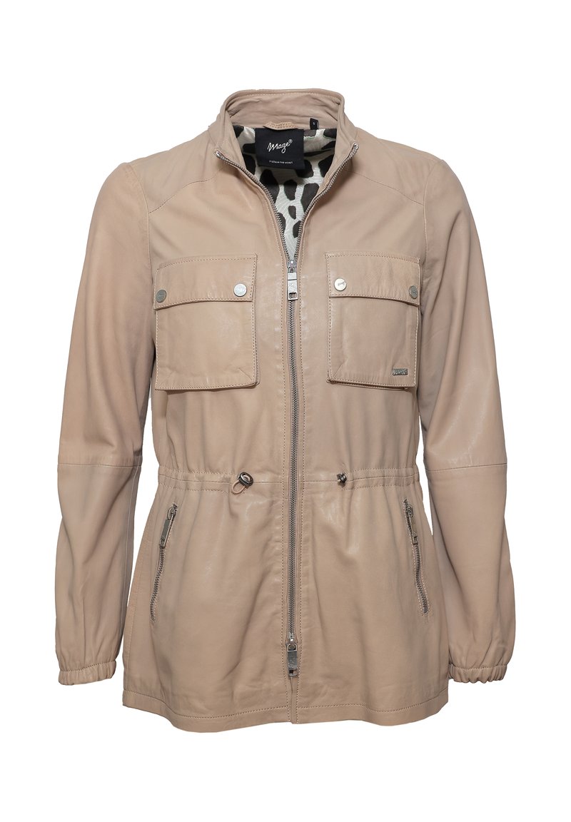 Hellbeige, Kunstlederjacke mit Reißverschluss vorne, elastischen Bündchen und verstellbarem Bund. Verfügt über zwei Brusttaschen und seitliche Reißverschlusstaschen.